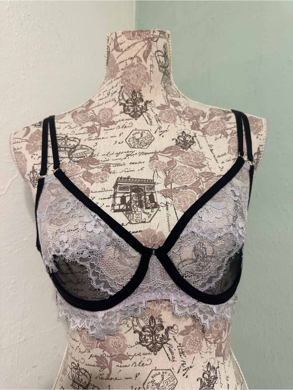 Bluebella Two-Tone Lace Underwire Bra in Light Gray/lilic and Black size 32B
